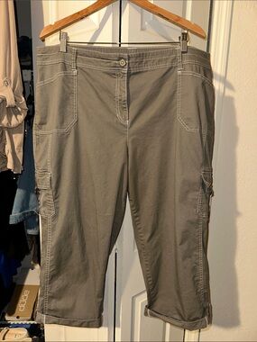 Cato High-Rise Capri Pants in Olive Green